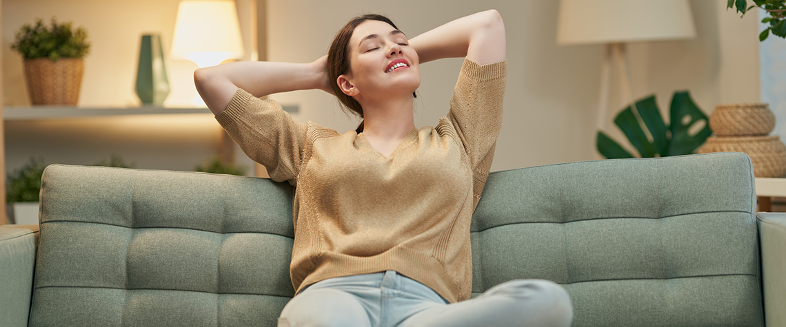 woman resting on sofa. How long do the effects of psychedelic mushrooms last?